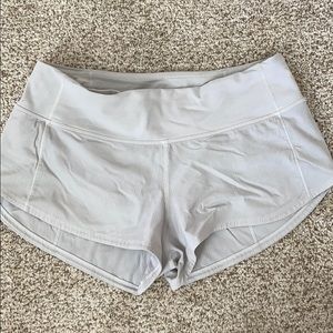 WHITE LULULEMON SHORTS 2.5 INCH